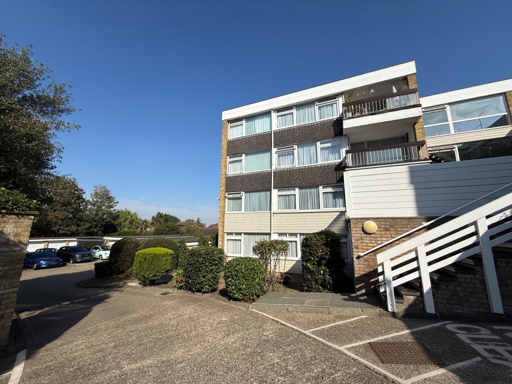Lot: 117 - VACANT TWO-BEDROOM GROUND FLOOR FLAT REQUIRING IMPROVEMENT - View of block